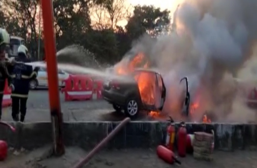 fire Delhi : अमेजन स्टोर में लगी आग, दो घायल