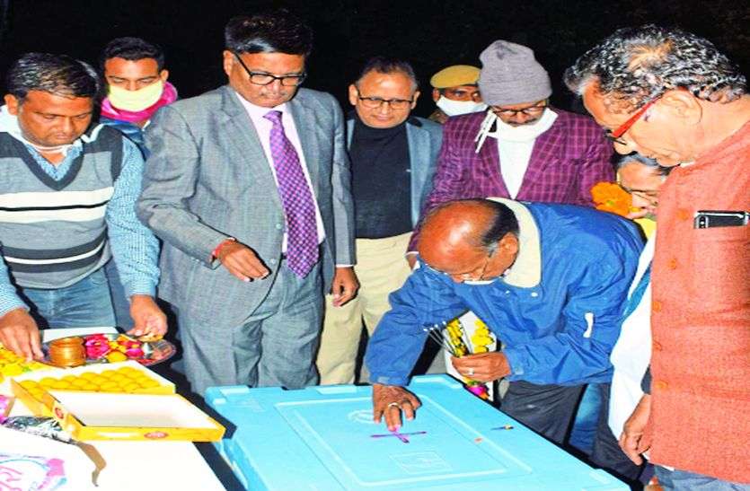 ढोल नगाड़ों से धौलपुर में कोविड वैक्सीन का स्वागत ढोल नगाड़ों से धौलपुर में कोविड वैक्सीन का स्वागत