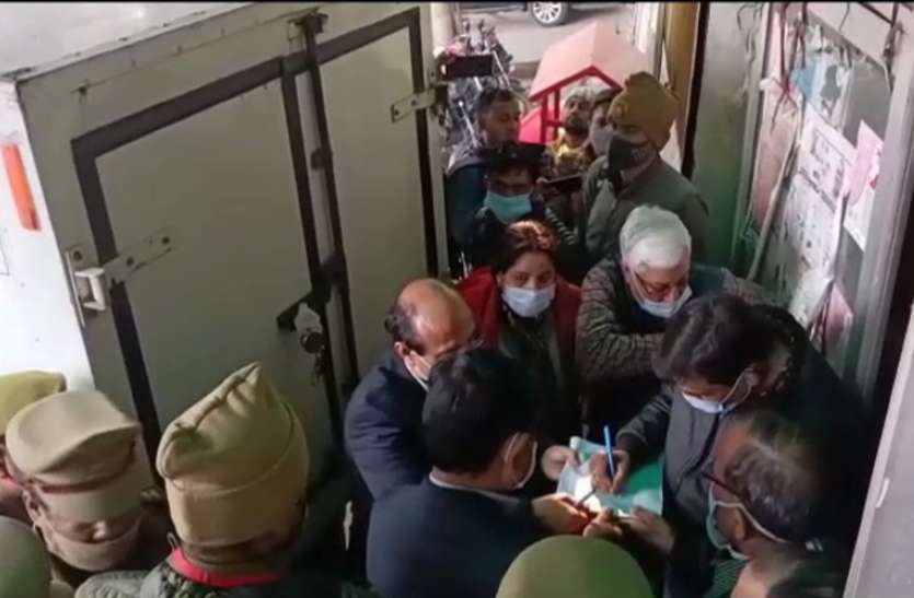 noida.jpg कड़ी सुरक्षा के बीच नोएडा पहुंची कोरोना वैक्सीन की पहली खेप, कल से वैक्सीनेशन शुरू