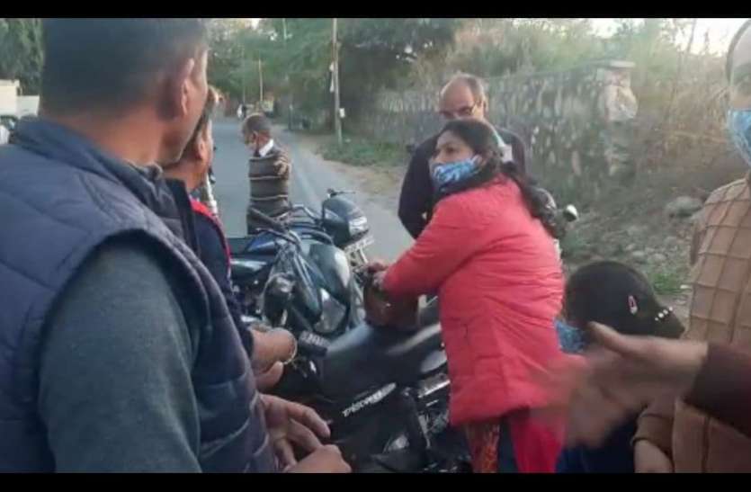उचक्कों ने चलती बाइक पर चाकू से काटा पर्स उचक्कों ने चलती बाइक पर चाकू से काटा पर्स