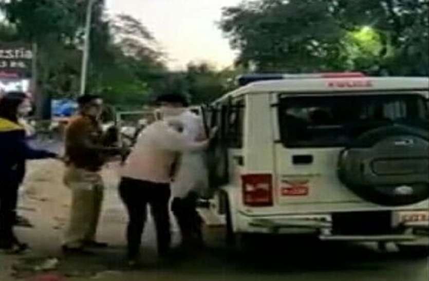 पुलिसकर्मी ने महिला को जड़े थप्पड़, वीडियो वायरल पुलिसकर्मी ने महिला को जड़े थप्पड़, वीडियो वायरल
