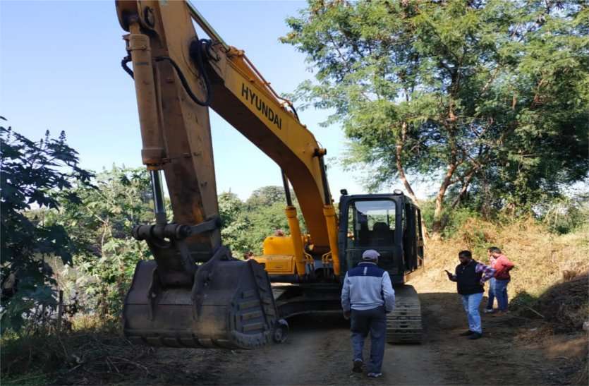 Action on illegal sand ghat running on Bina river, Poklen seized बीना नदी पर चल रहे अवैध रेत घाट पर कार्रवाई, पोकलेन जब्त