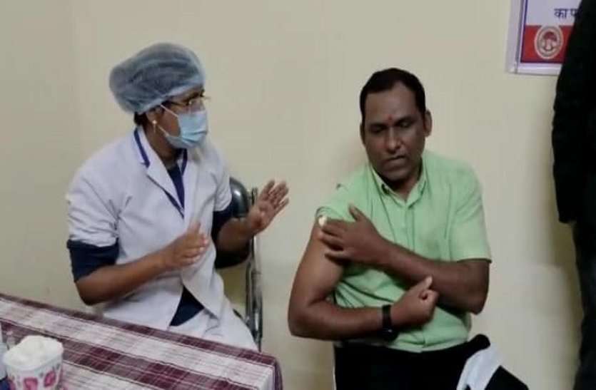 सीहोर में 11.19 बजे सीएमएचओ को लगा खुशियों का पहला टीका सीहोर में 11.19 बजे सीएमएचओ को लगा खुशियों का पहला टीका
