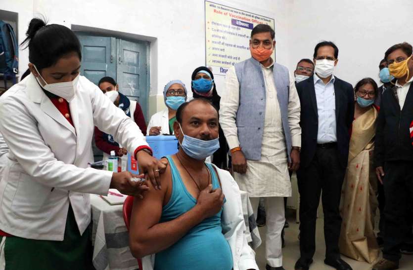 pramod सफाई कर्मी प्रमोद को लगाया पहला टीका, लोगों ने तालियां बजाकर किया स्वागत