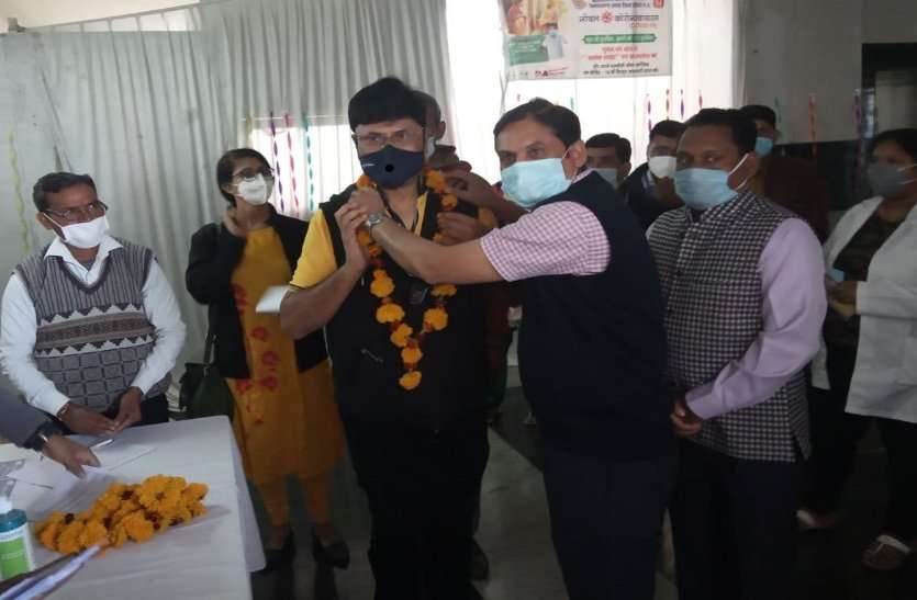 सीहोर में 11.19 बजे सीएमएचओ को लगा खुशियों का पहला टीका