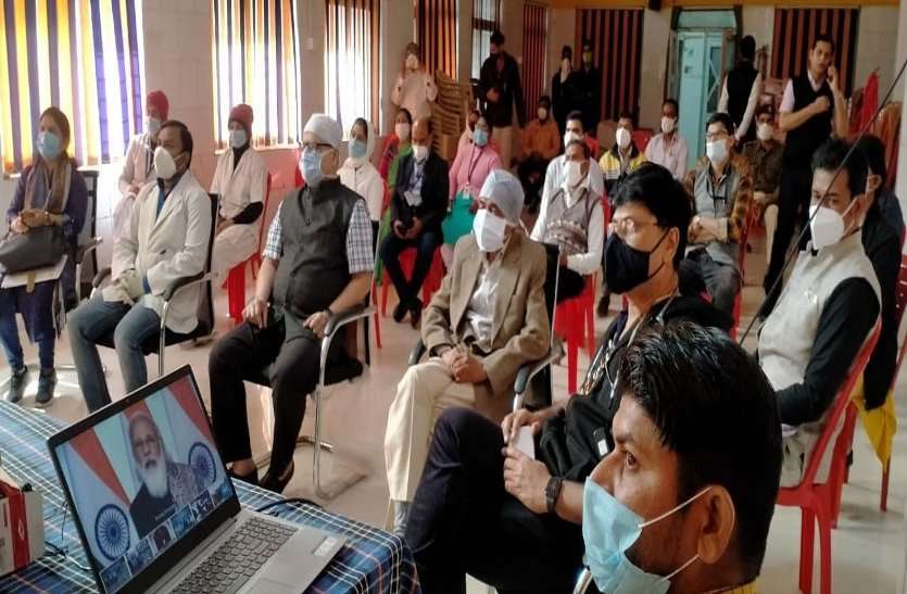 सीहोर में 11.19 बजे सीएमएचओ को लगा खुशियों का पहला टीका