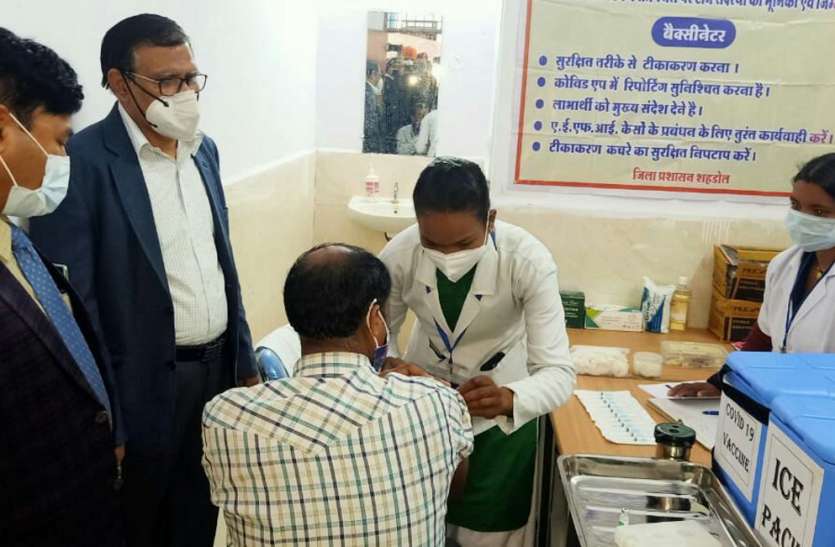 109 health workers got relief on first day कोरोना वैक्सीनेशन : पहले दिन 109 स्वास्थ्य कर्मियों को लगी राहत की डोज