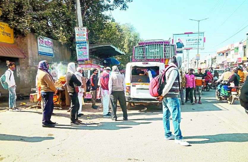 ग्रामीण अब भी कर रहे रोडवेज बसों का इंतजार ग्रामीण अब भी कर रहे रोडवेज बसों का इंतजार