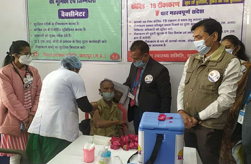 Sanitary Worker At The District Hospital Gets The First Vaccine - जिला  अस्पताल के सफाई कर्मचारी अशोक को लगा कोविशिल्ड वैक्सीन का पहला टीका |  Patrika News