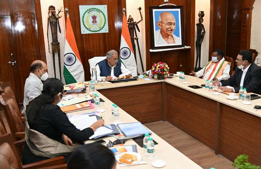 मुख्यमंत्री ने दी टीकाकरण की बधाई, सीएम हाउस में हुई विभागों की बजट तैयारियों की समीक्षा