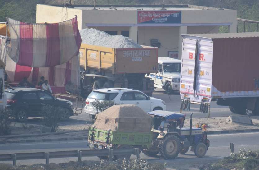 Restricted gravel vehicles passing through police, task force also remained silent पुलिस के सामने से गुजर रहे है प्रतिबंधित बजरी के वाहन, टॉस्क फोर्स भी देखकर बनी मूक
