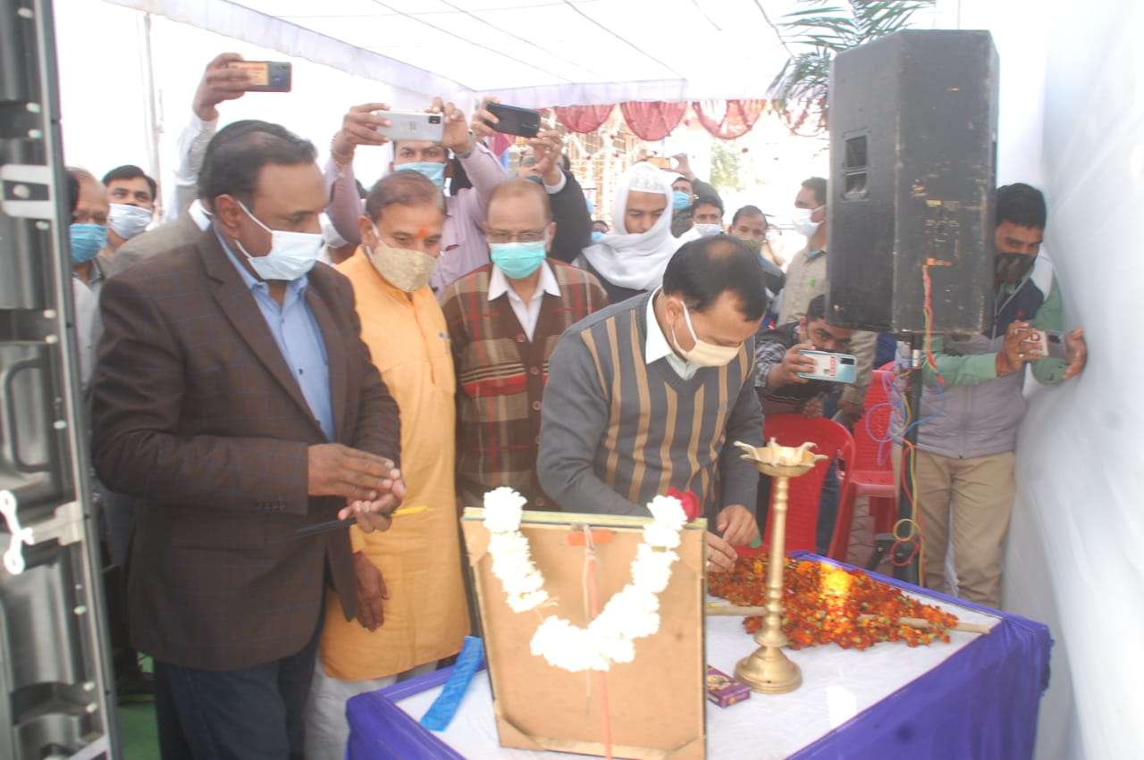 पहला टीका वार्ड बॉय को