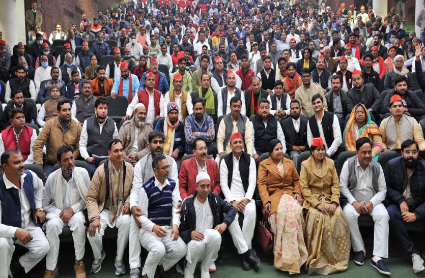 Many senior leaders of BSP and BJP join the social party बीएसपी व बीजेपी के कई वरिष्ठ नेताओं ने समाजपार्टी में हुए शामिल ,पढ़िए पूरी खबर
