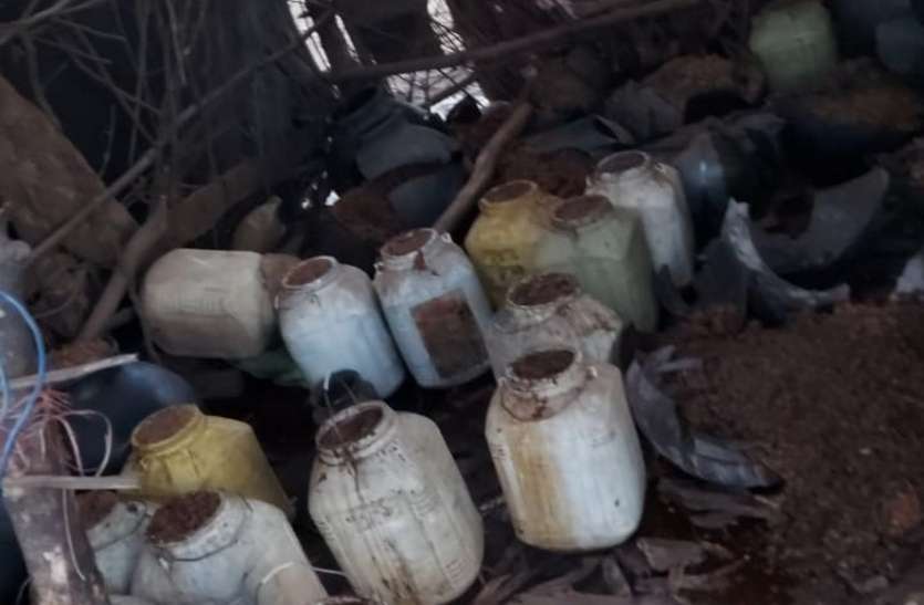 sell on illegal liquor सरकारी जमीन पर आबाद शराब के अवैध ठीए, महुआ भंडारण का ले रखा था लाइसेंस