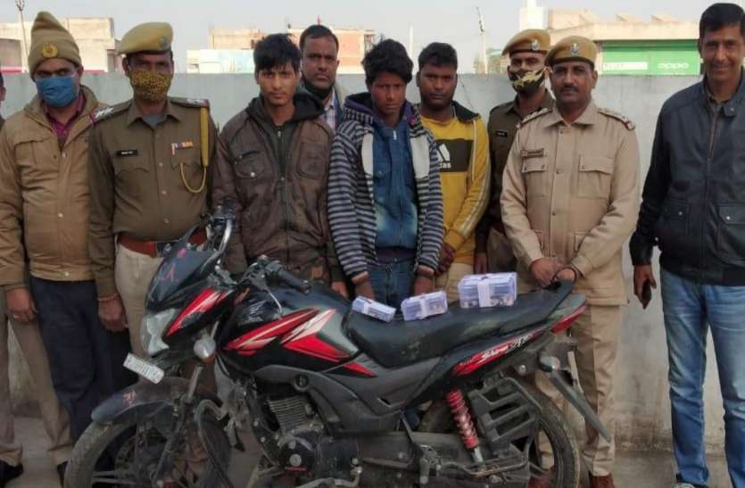 पुलिस पर गुलेल चलाकर बाइक से फरार हो जाते थे आरोपी पुलिस पर गुलेल चलाकर बाइक से फरार हो जाते थे आरोपी