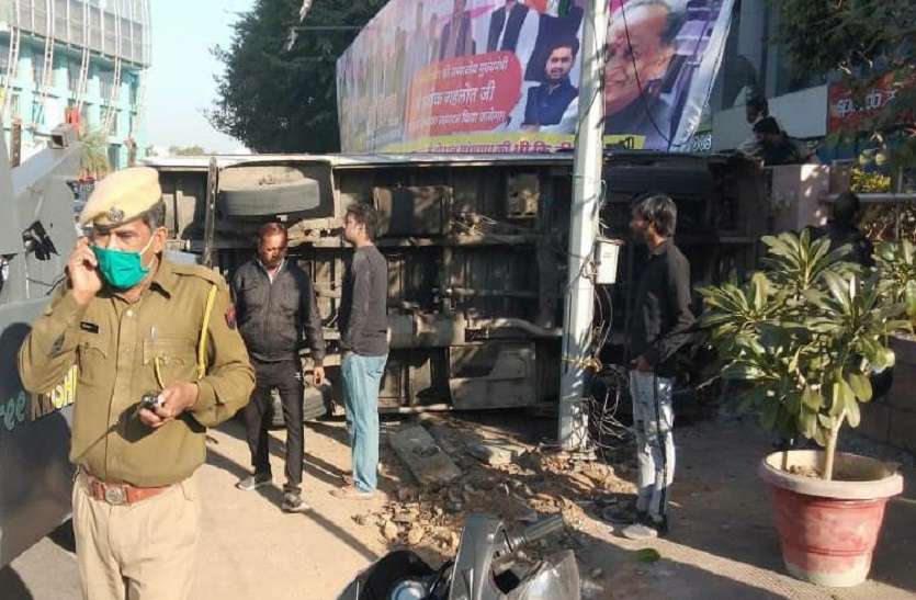 mini_bus_palit_1.jpg जयपुर में पलटी मिनी बस, हादसे में एक जने की मौत