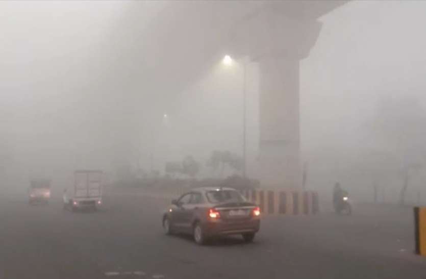 noida.jpg ठंड के साथ घने कोहरे की चादर में लिपटा एनसीआर, विजिबिलिटी कम होने के चलते रेंग रहे वाहन