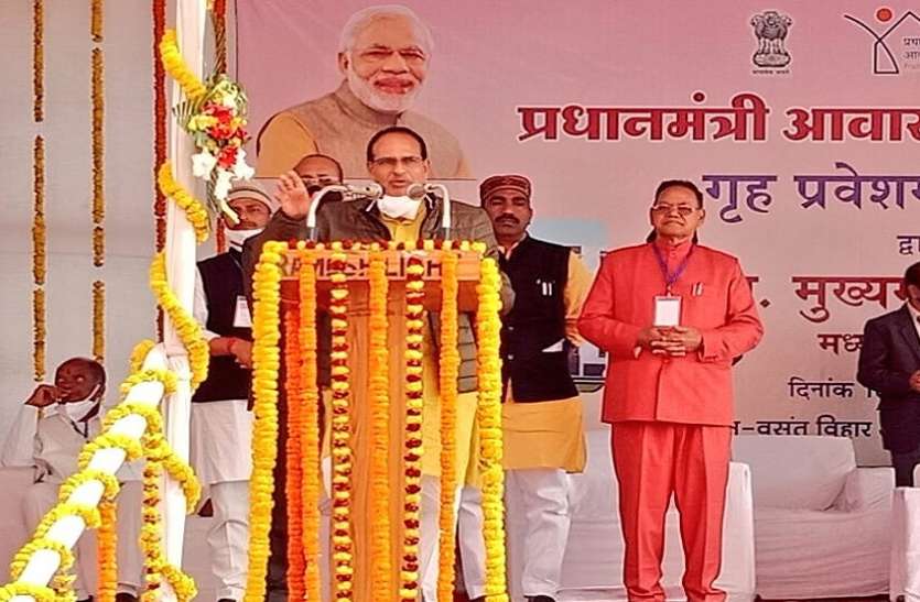 सिंगरौली सभा को संबोधित करते सीएम शिवराज सिंह चौहान CM शिवराज चौहान ने सिंगरौली को दी 873 करोड़ की सौगात, कांग्रेस पर साधा निशाना
