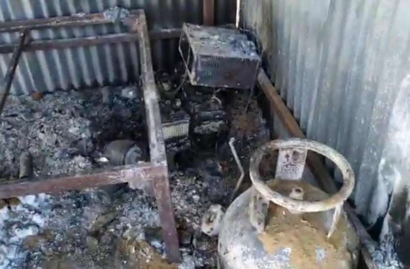 हथियारों से लैस बदमाशों ने टोल प्लाजा से 2 लाख रुपए लूटे, तोडफ़ोड़ कर बूथ को आग के हवाले किया हथियारों से लैस बदमाशों ने टोल प्लाजा से 2 लाख रुपए लूटे, तोडफ़ोड़ कर बूथ को आग के हवाले किया