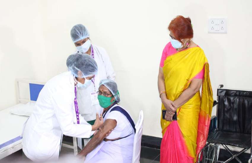 राजधानी में तुलसा को सबसे पहले कोरोना का टीका, मंत्री सिंहदेव हुए कायल