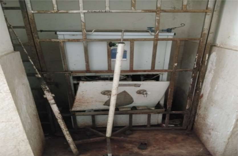 Dirt spread everywhere in maternity building, risk of infection प्रसूति भवन में हर जगह फैली गंदगी, संक्रमण का खतरा