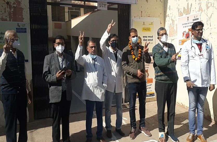 कोरोना को लेकर आई दोहरी खुशी, टीका लगाने के साथ आई जीरो पॉजिटिव रिपोर्ट कोरोना को लेकर आई दोहरी खुशी, टीका लगाने के साथ आई जीरो पॉजिटिव रिपोर्ट