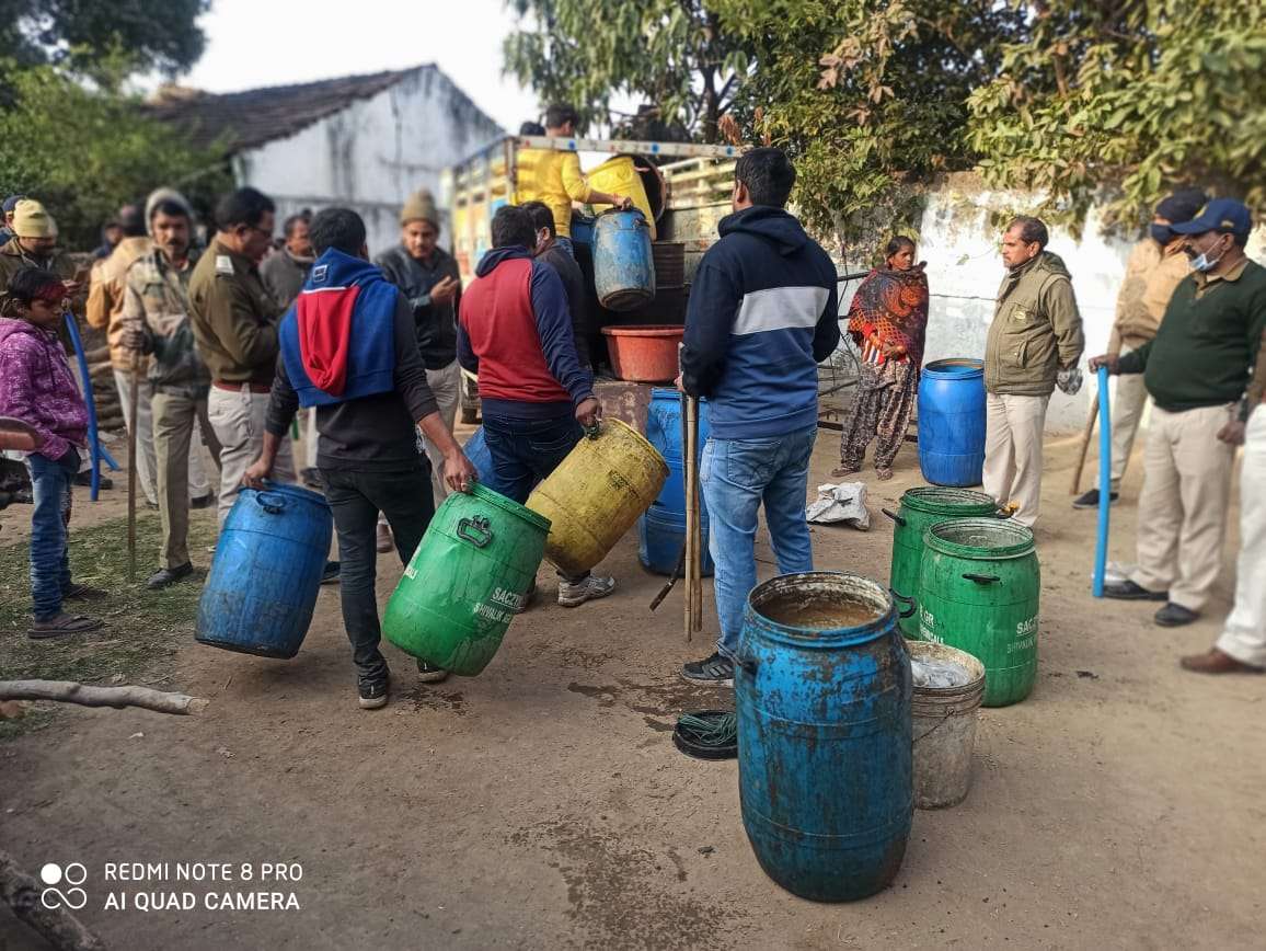 गांव में फैक्ट्री की तरह चल रही थी शराब की भट्टी