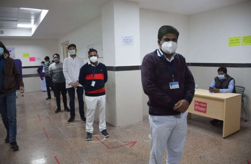 कोरोना पर कड़ा प्रहार, वैक्सीन के सुरक्षा घेरे में 'हैल्थ वर्कर कोरोना पर कड़ा प्रहार, वैक्सीन के सुरक्षा घेरे में 'हैल्थ वर्कर