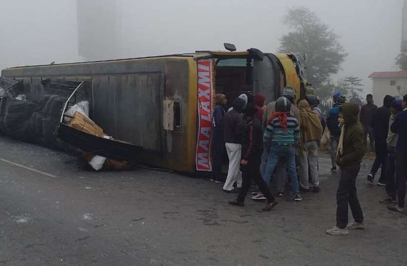 bus accident in Neemrana injured admitted to hospital डिवाइडर से टकरा कर यात्रियों से भरी बस पलटी, एक दर्जन यात्री घायल