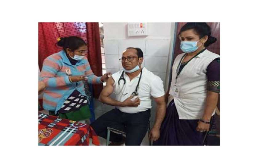 कोरोना टीकाकरण Corona vaccination: लोगों का भ्रम दूर करने को पूर्व सिविल सर्जन ने की पहल