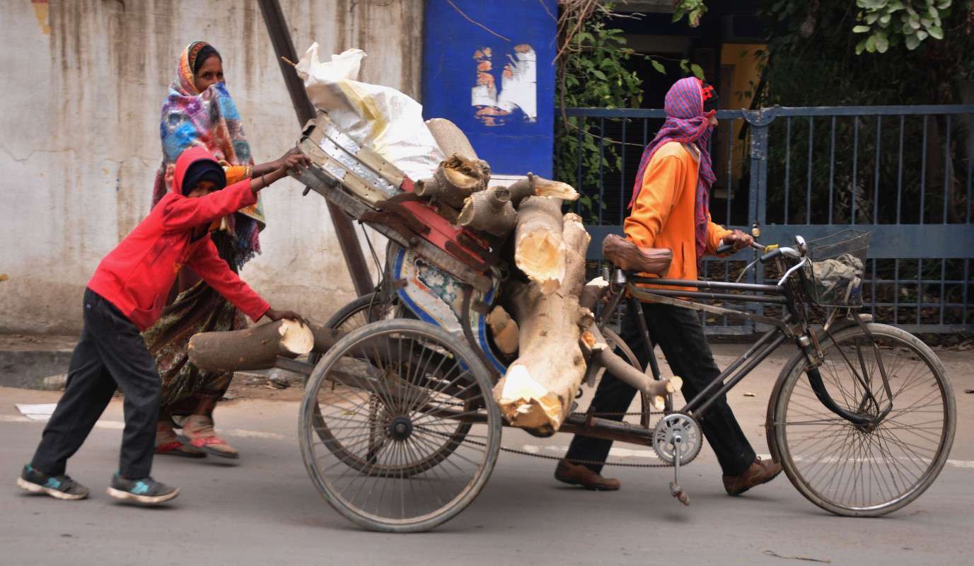 पिता की पीठ मजबूत करने का प्रयास.......देखें ख़ास तस्वीरें पिता की पीठ मजबूत करने का प्रयास.......देखें ख़ास तस्वीरें