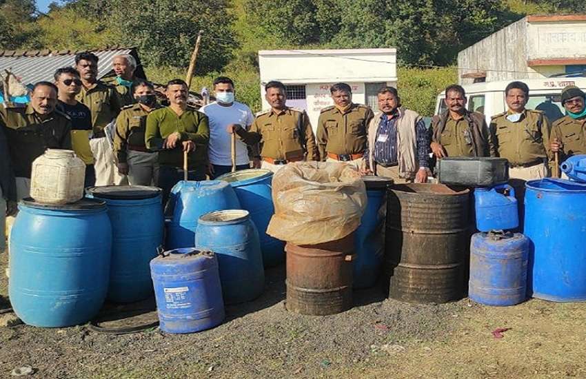 आबकारी विभाग ने जब्त की अवैध कच्ची शराब की खेप
