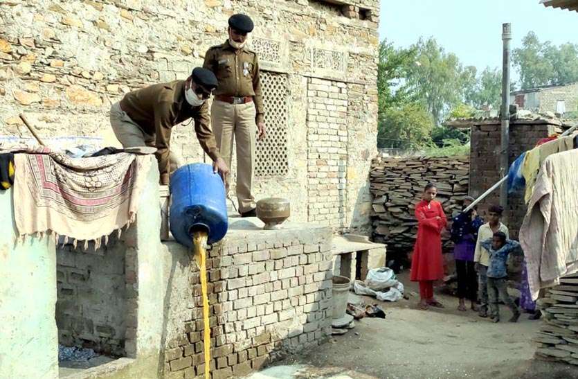 आबकारी पुलिस की समुदाय विशेष की बस्तियों में कार्रवाई, 300 लीटर वॉश को किया नष्ट आबकारी पुलिस की समुदाय विशेष की बस्तियों में कार्रवाई, 300 लीटर वॉश को किया नष्ट