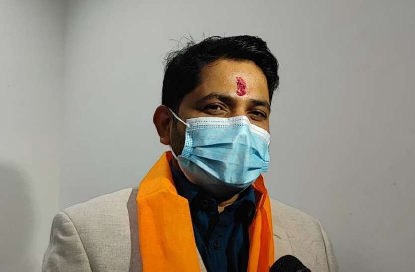 एसएसबी में सीएमएचओ को जिले का पहला टीका एसएसबी में सीएमएचओ को जिले का पहला टीका