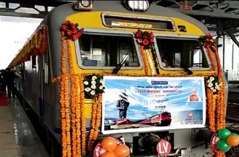 स्टैच्यू ऑफ यूनिटी में अब बढ़ेंगे सैलानी, पीएम ने 8 ट्रेनों को दिखाई हरी झंडी स्टैच्यू ऑफ यूनिटी में अब बढ़ेंगे सैलानी, पीएम ने 8 ट्रेनों को दिखाई हरी झंडी