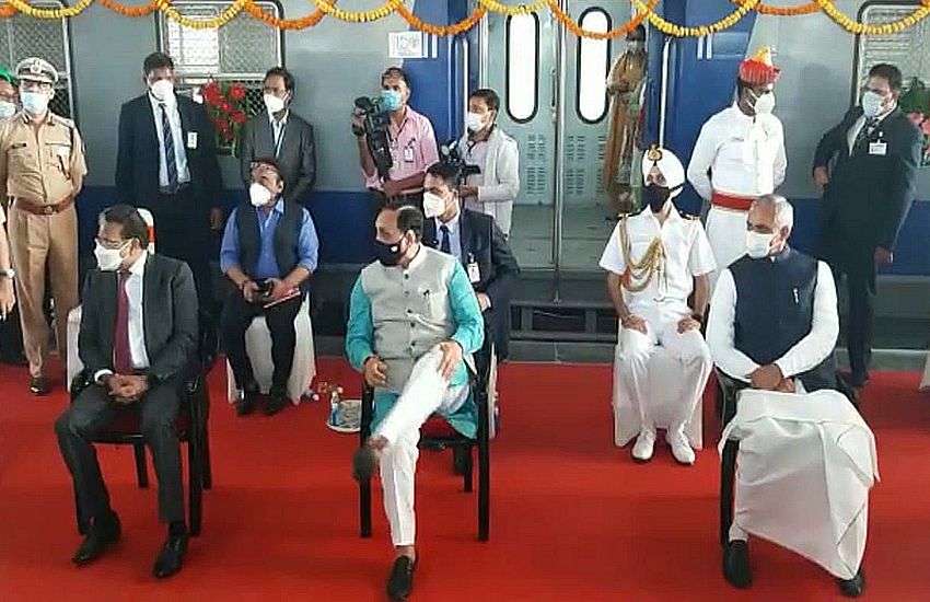 स्टैच्यू ऑफ यूनिटी में अब बढ़ेंगे सैलानी, पीएम ने 8 ट्रेनों को दिखाई हरी झंडी