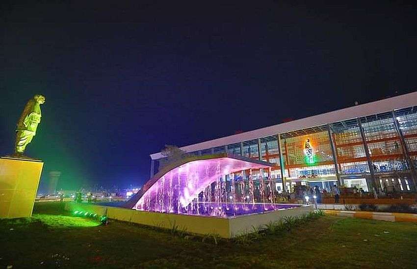 स्टैच्यू ऑफ यूनिटी में अब बढ़ेंगे सैलानी, पीएम ने 8 ट्रेनों को दिखाई हरी झंडी