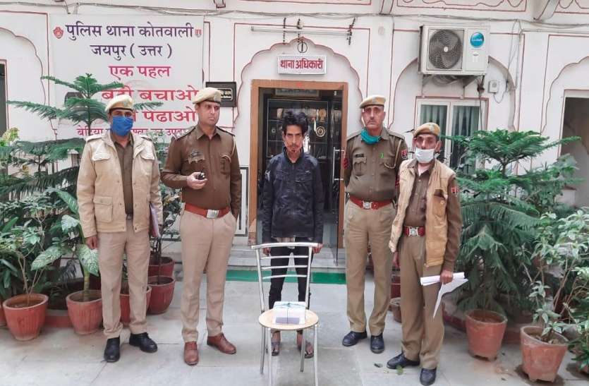नजर बचाकर चुरा ले गया था मोबाइल नजर बचाकर चुरा ले गया था मोबाइल