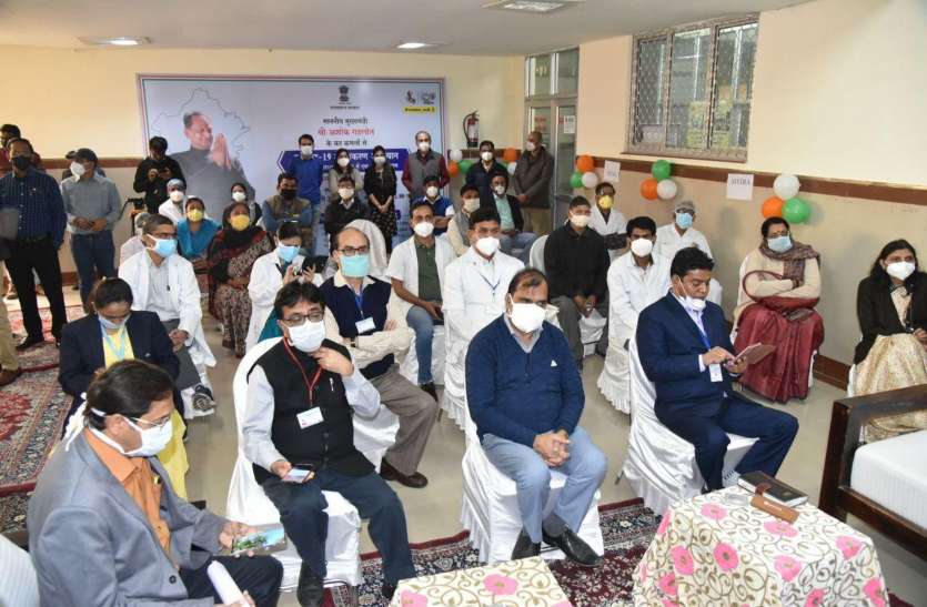 एमडीएम अस्पताल: उत्सव सा माहौल, टीके के लिए लगी कतार एमडीएम अस्पताल: उत्सव सा माहौल, टीके के लिए लगी कतार