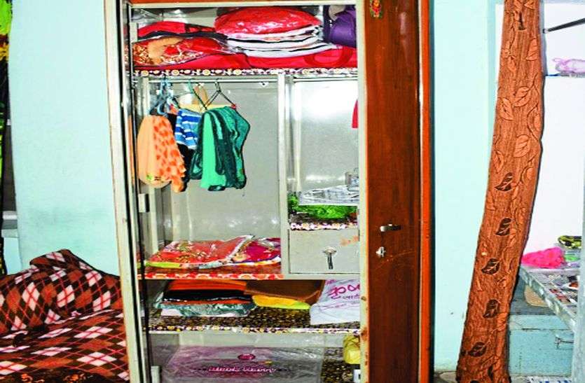एक ही रात में तीन दुकानों के ताले टूटे एक ही रात में तीन दुकानों के ताले टूटे