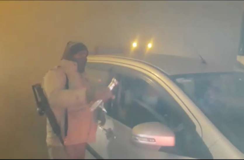 noida.jpg कड़ाके की सर्दी के बीच कोहरे में विजिबिलिटी हुई जीरो, हादसे रोकने के लिए पुलिस कर रही ये काम
