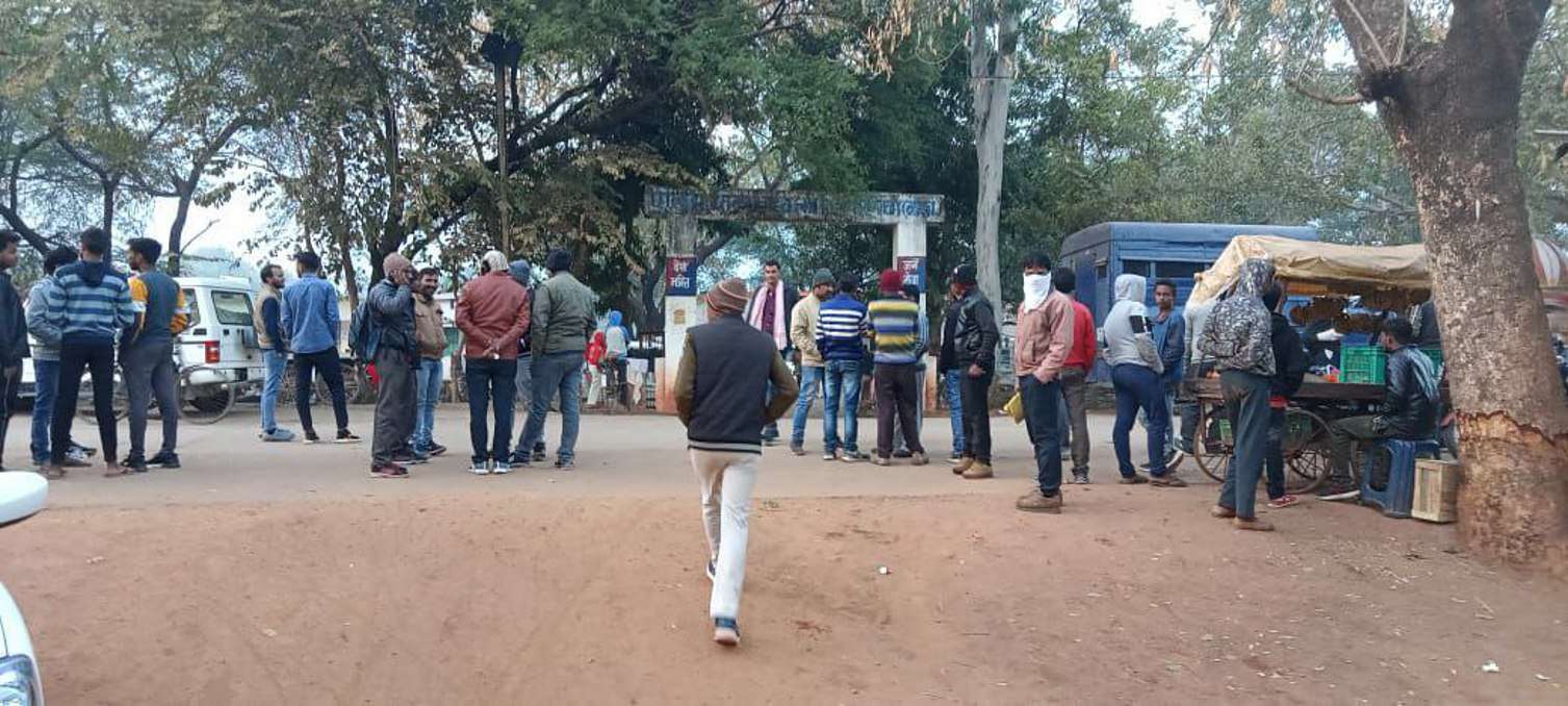 Police raid on the whereabouts of liquor mafia, attack on police