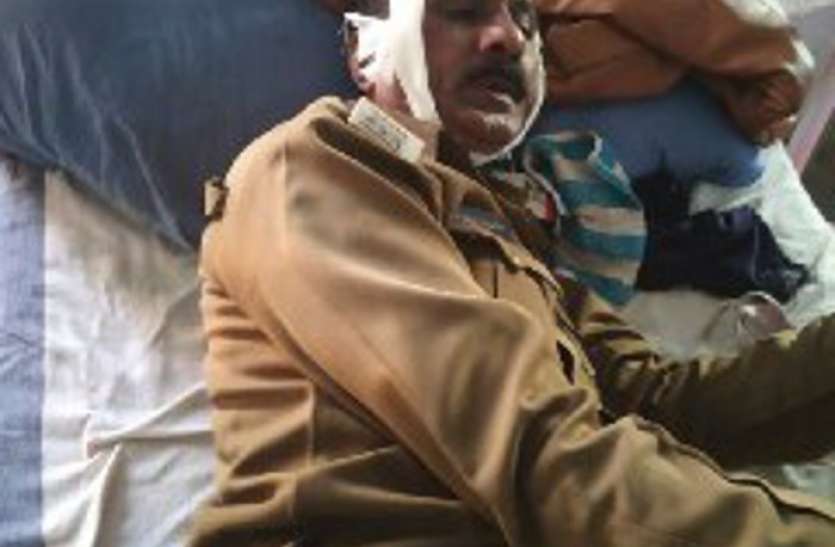 Police raid on the whereabouts of liquor mafia, attack on police शराब माफिया के ठिकाने पर पुलिस की दबिश, पुलिस पर हमला, दो एएसआई समेत छह आरक्षक घायल
