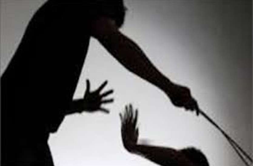 स्कूल में जांच करने पहुंचे शैक्षिक समन्वयक की पिटाई करने वाले सहायक शिक्षक को कलक्टर ने दी ये सजा स्कूल में जांच करने पहुंचे शैक्षिक समन्वयक की पिटाई करने वाले सहायक शिक्षक को कलक्टर ने दी ये सजा