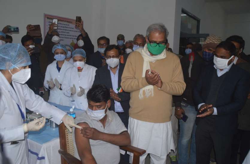 Corona Vaccine: Message sent on mobile of 800 health workers on the first day कोरोना वैक्सीन : पहले दिन 800 हेल्थ वर्कर्स के मोबाइल पर भेजा मैसेज, 401 पहुंचे वैक्सीनेशन