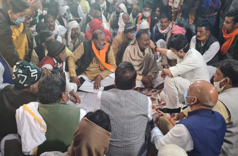 मुरैना शराब कांड: पीड़ित परिजनों से मिले ज्योतिरादित्य सिंधिया, कहा- आरोपियों को मिलेगी सजा मुरैना शराब कांड: पीड़ित परिजनों से मिले ज्योतिरादित्य सिंधिया, कहा- आरोपियों को मिलेगी सजा