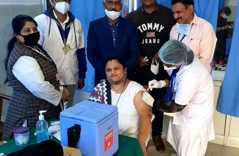 उम्मेद अस्पताल: एक घंटे में यहां करीब 15 स्वास्थ्य कर्मियों ने टीका लगा उम्मेद अस्पताल: एक घंटे में यहां करीब 15 स्वास्थ्य कर्मियों ने टीका लगा