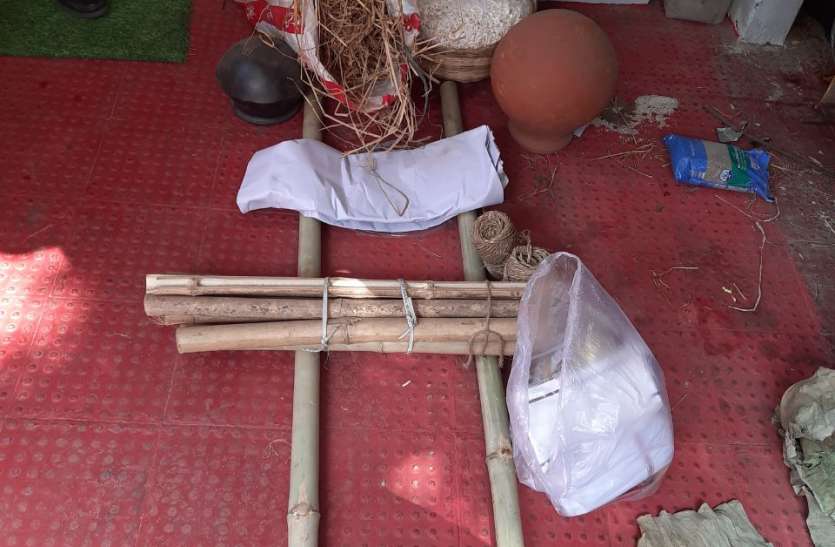 ... इस घर से हर दिन उठ रही बीएसपी कर्मी कार्तिक राम ठाकुर की अर्थी ... इस घर से हर दिन उठ रही बीएसपी कर्मी कार्तिक राम ठाकुर की अर्थी