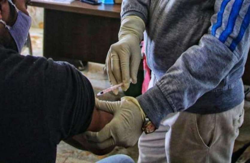 Corona Vaccination in India Corona Vaccine लगाने के बाद वार्डबॉय की मौत! तीन अस्पताल में भर्ती, अब तक इतने लोगों में दिखे साइड इफेक्ट