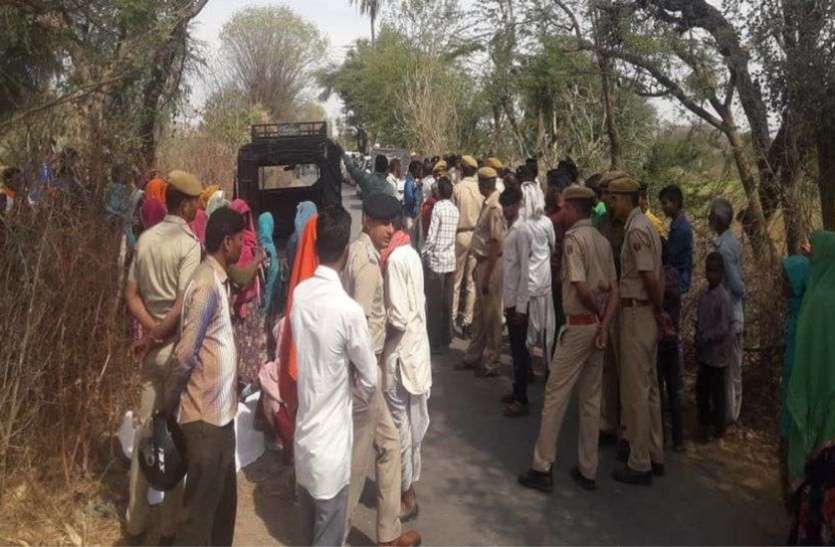 रक्तरंजित शव मिलने से सनसनी (प्रतीकात्मक फोटो) झोपड़ी में मिला रक्त रंजित शव, पुलिस ने शुरू की जांच